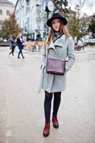 Young model tourist girl in a gray coat and black hat with leath — Stock Photo, Image