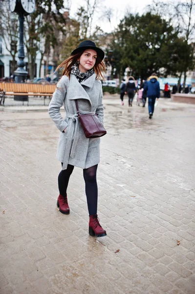 Young model tourist girl in a gray coat and black hat with leath — Stock Photo, Image