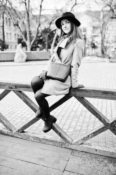 Ung modell flicka i grå kappa och svart hatt med läder handväska — Stockfoto