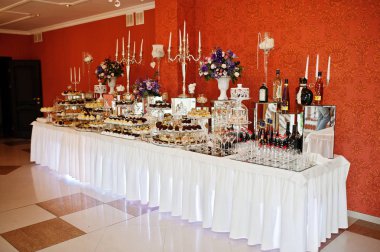 Lüks düğün Resepsiyon tabloları farklı yiyecek ve içecekler.