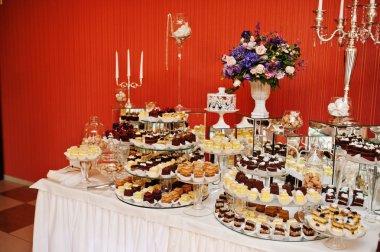 Kek ve düğün Resepsiyon masasında pişirme farklı.