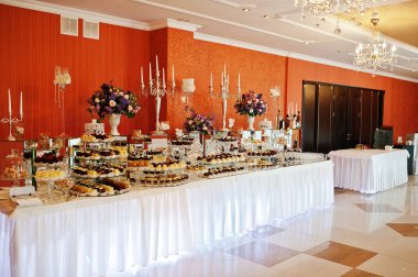 Lüks düğün Resepsiyon tabloları farklı yiyecek ve içecekler.