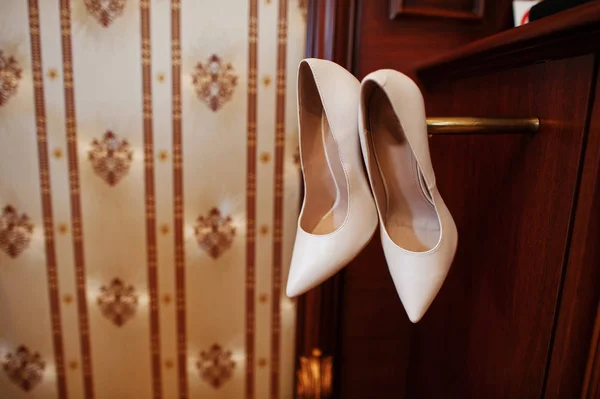 Zapatos de boda de lujo beige en el gabinete de madera en la habitación de hotel . — Foto de Stock