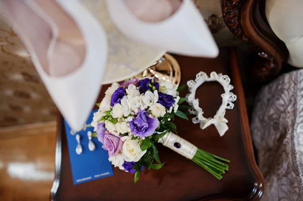 Невесты роскошный свадебный букет с аксессуарами на тумбочке — стоковое фото