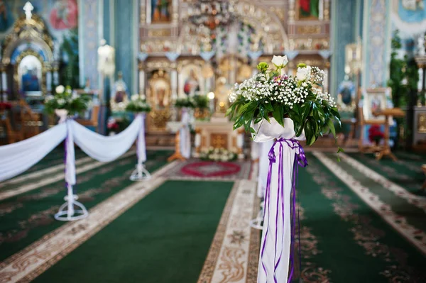 Patch de mariage avec des fleurs de décoration sur la cérémonie de l'église . — Photo