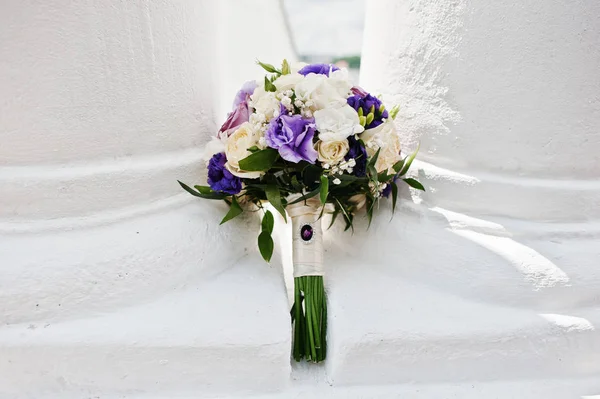 Vacker violett och vitt bröllop bukett under två kolumner. — Stockfoto