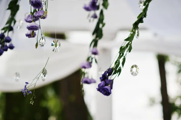 Dekoration bröllop arch med violett och lila blommor och di — Stockfoto