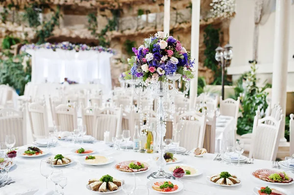 Harika düğün masa mor ve mor çiçekler. — Stok fotoğraf
