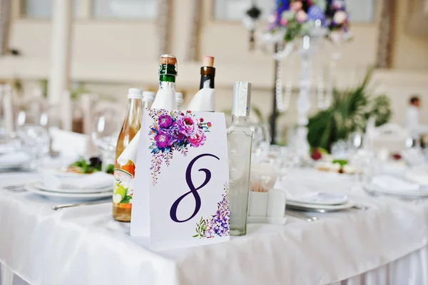 Nummer acht aan tafel voor gasten op Bruiloftszaal. — Stockfoto
