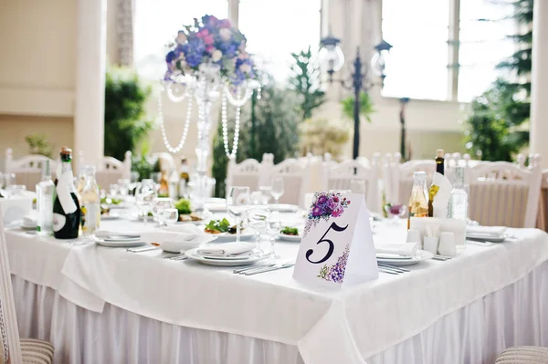 Beş masada Konuklar üzerinde düğün salonu için numara. — Stok fotoğraf