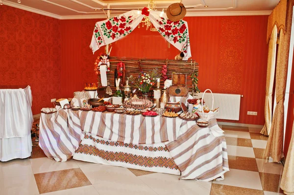 Luxo mesa de recepção de casamento tradicional ucraniana com diferem — Fotografia de Stock