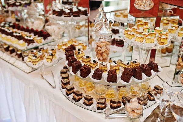 Różne rodzaje ciast i pieczenia w stół wesele. — Zdjęcie stockowe