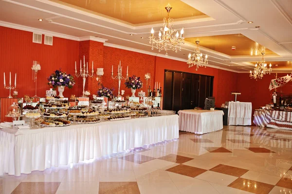 Luksusowy ślub stoły recepcji z różnych produktów spożywczych i napojów. — Zdjęcie stockowe