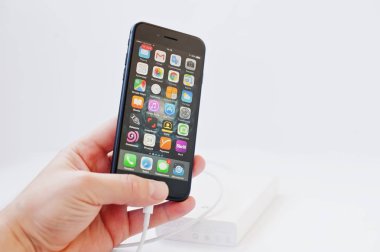 Hai, Ukrayna - 28 Şubat 2017: Apple Iphone 7 el altında gider