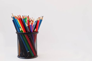 Siyah kalem durumda üzerinde beyaz backgrou izole renkli kalemler