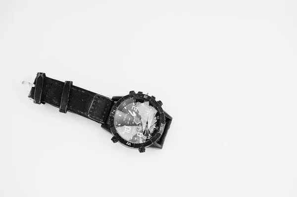 Detén el concepto del tiempo. Crashed watches isolDetener el concepto de tiempo — Foto de Stock