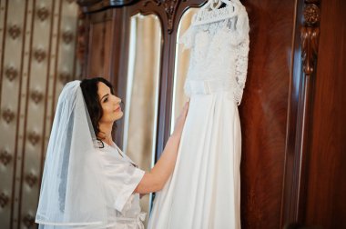 Sabah otel odamda elbise ile Bornozlu esmer gelin