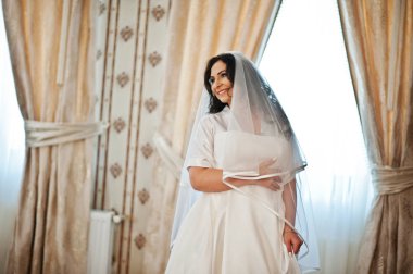 Sabah otel odamda elbise ile Bornozlu esmer gelin