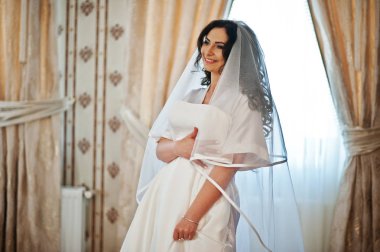 Sabah otel odamda elbise ile Bornozlu esmer gelin