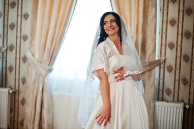 Sabah otel odamda elbise ile Bornozlu esmer gelin