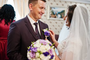 Gelin Damat ceketli ilik fi düğün gününde, telkin