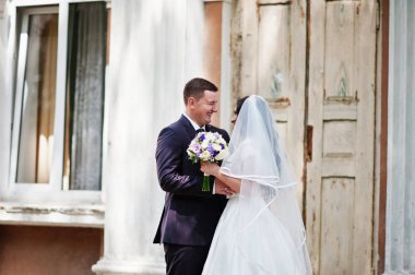 Katı düğün çift arka plan eski bina sütunlarla.