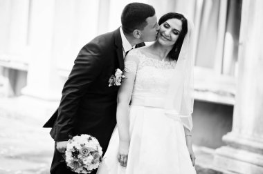 Sağlam evlilik çift arka plan sütunlarla eski bina. Siyah