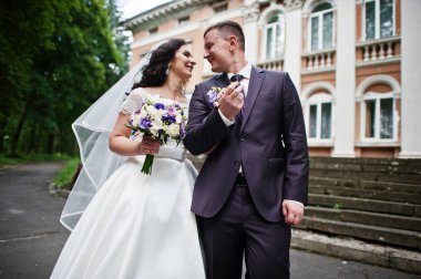 Katı düğün çift arka plan eski bina sütunlarla.