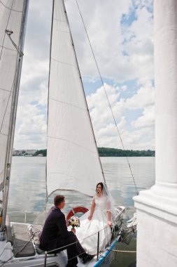 Evlilik çift küçük yelkenli, aşık gölde yat.