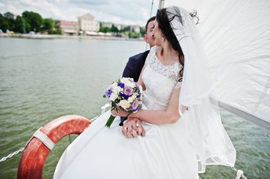 Evlilik çift küçük yelkenli, aşık gölde yat.