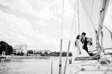 Evlilik çift küçük yelkenli, aşık gölde yat. Siyah bir