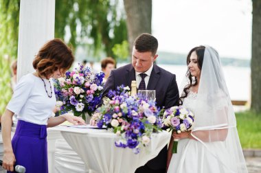 Evlilik çift master ile kayıt tabloda belge imzalama