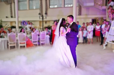 Korku veren ilk düğün dans duman ve gül mor ışıklar ile.