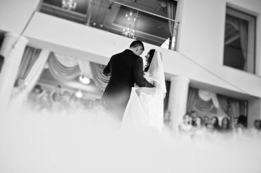 Korku veren ilk düğün dans ile duman ve gül mor ışıklar. B