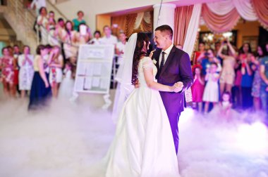 Korku veren ilk düğün dans duman ve gül mor ışıklar ile.