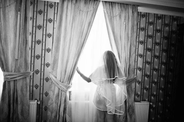Panna Młoda brunetka, patrząc w okno na pokój w hotelu rano weddin — Zdjęcie stockowe