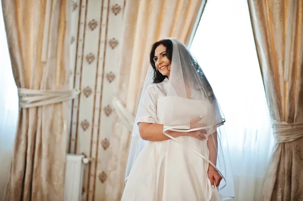 バスローブ姿で朝時ホテルの部屋にドレスとブルネットの花嫁 — ストック写真