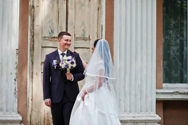 Solid wedding couple background old building with columns. — Stock Photo, Image