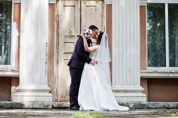 Solido matrimonio coppia sfondo vecchio edificio con colonne . — Foto Stock