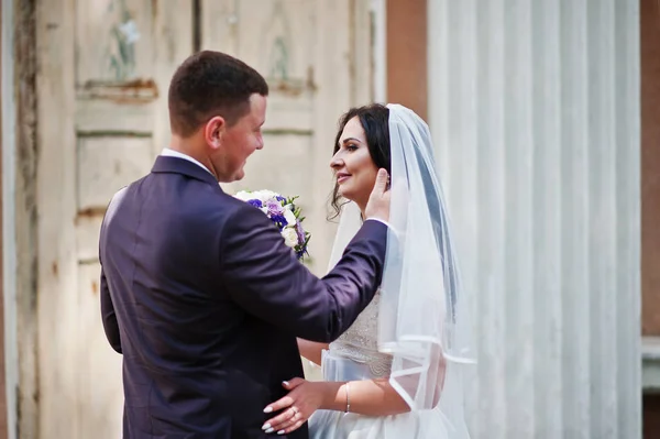 Solido matrimonio coppia sfondo vecchio edificio con colonne . — Foto Stock