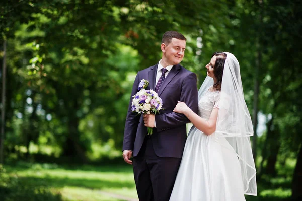 Csodálatos esküvői pár háttérben zöld park a szerelem. — Stock Fotó