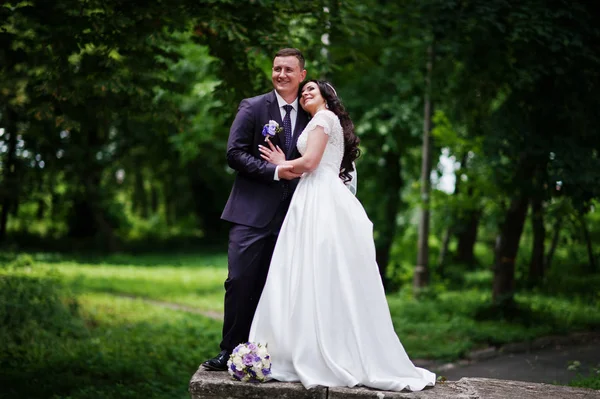 Nádherné svatební pár na pozadí zelený park v lásce. — Stock fotografie