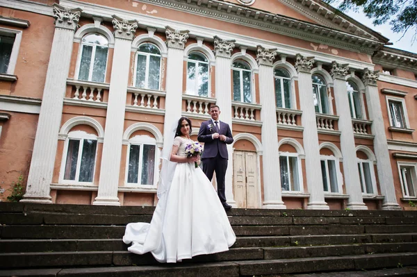 Solid wedding couple background old building with columns. — Stock Photo, Image