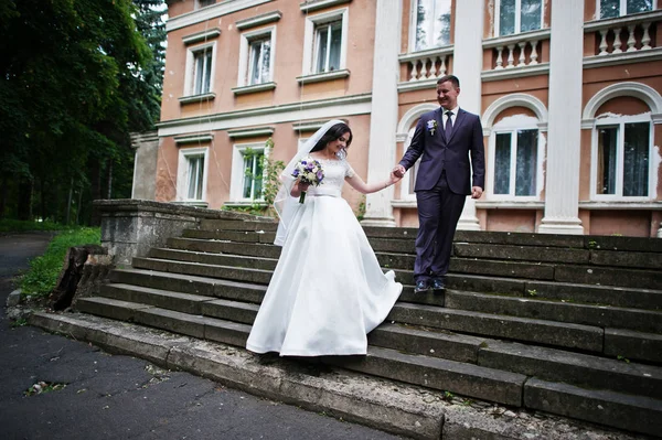 Solid wedding couple background old building with columns. — Stock Photo, Image