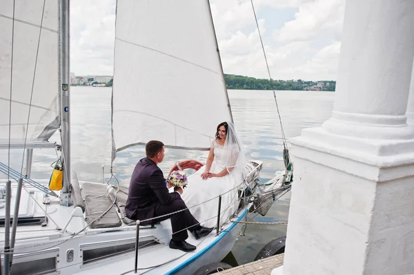 Matrimonio coppia innamorata a piccola barca a vela yacht sul lago . — Foto Stock