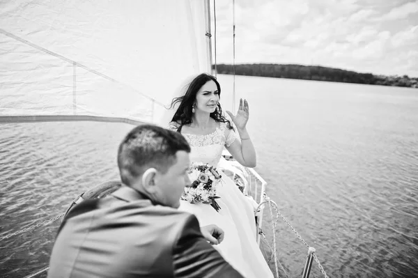 Matrimonio coppia innamorata a piccolo yacht a vela sul lago. Nero e — Foto Stock