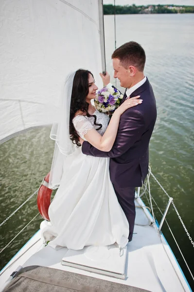 Ζευγάρι γάμος αγάπη στο μικρό ιστιοφόρο σκάφος στη λίμνη. — Φωτογραφία Αρχείου