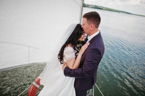 Casamento casal apaixonado em pequeno iate veleiro no lago . — Fotografia de Stock