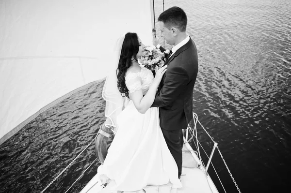 Casamento casal apaixonado em iate pequeno veleiro no lago. Preto e... — Fotografia de Stock