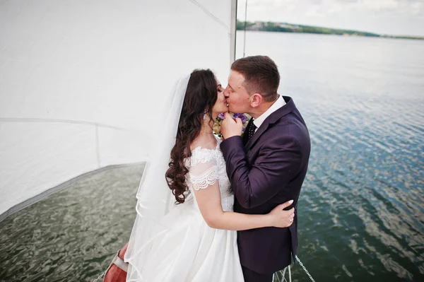 Svatební pár v lásce na malé plachetnice jachta na jezeře. — Stock fotografie